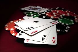 Meja blackjack live Evolution Gaming menampilkan dealer dan pemain di ruang permainan profesional