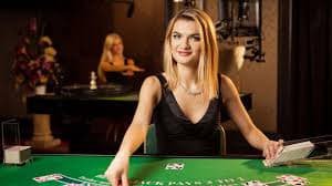 Roulette live dengan roda fisik dan nomor yang ditampilkan di layar pemain simpleplanes